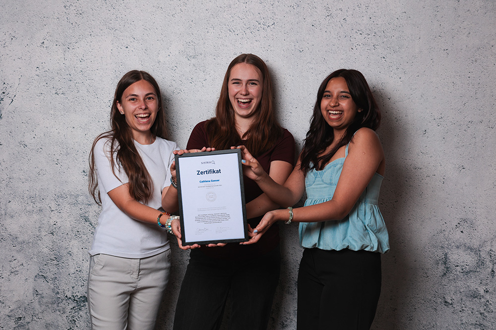 Mitarbeiter der RESPONSE halten Zertifikat in Kamera