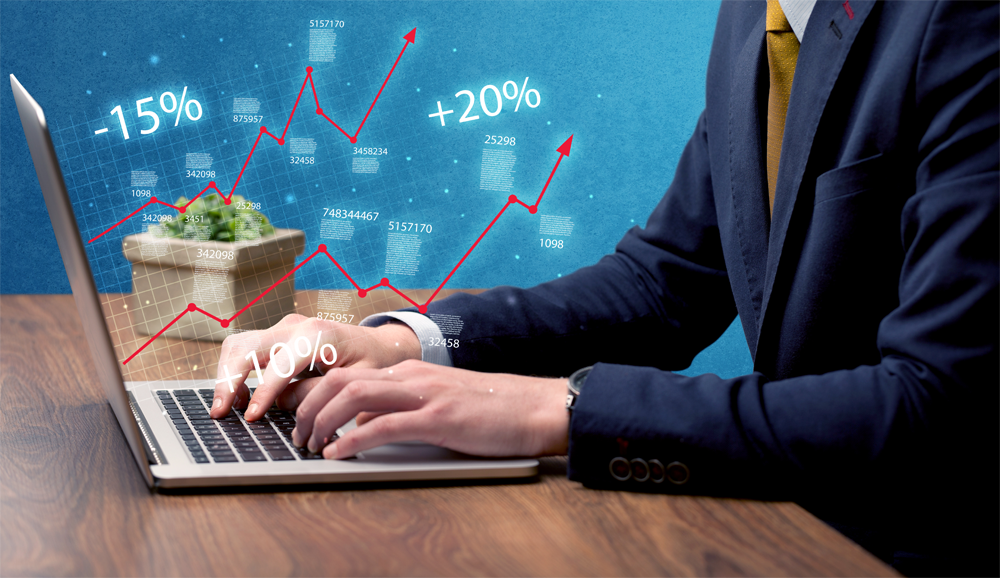 Business-Analyse mit Umsatzgrafik am Laptop