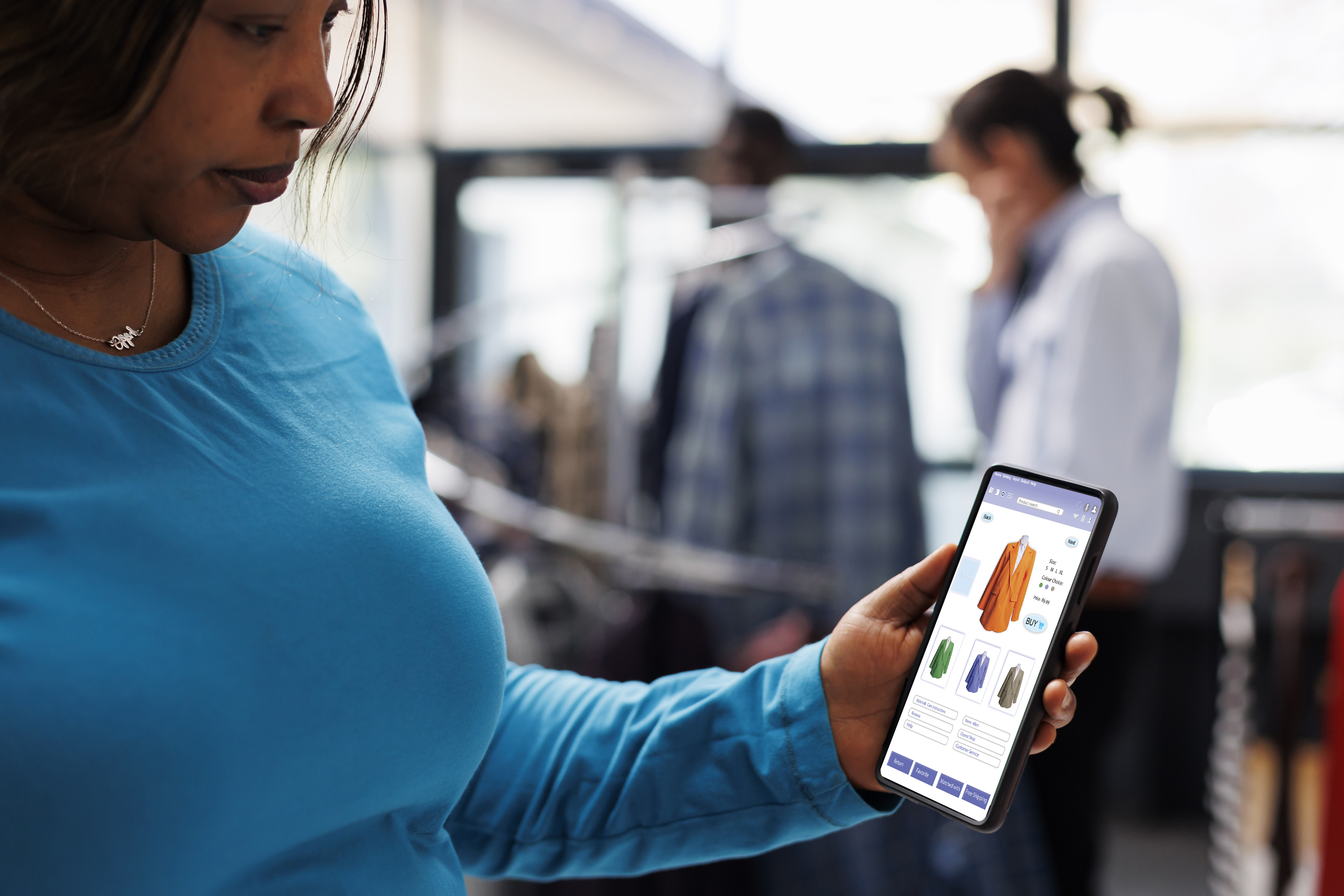 Frau betrachtet Produktseite auf Smartphone beim Einkaufen – mobiles Shopping im Geschäft.