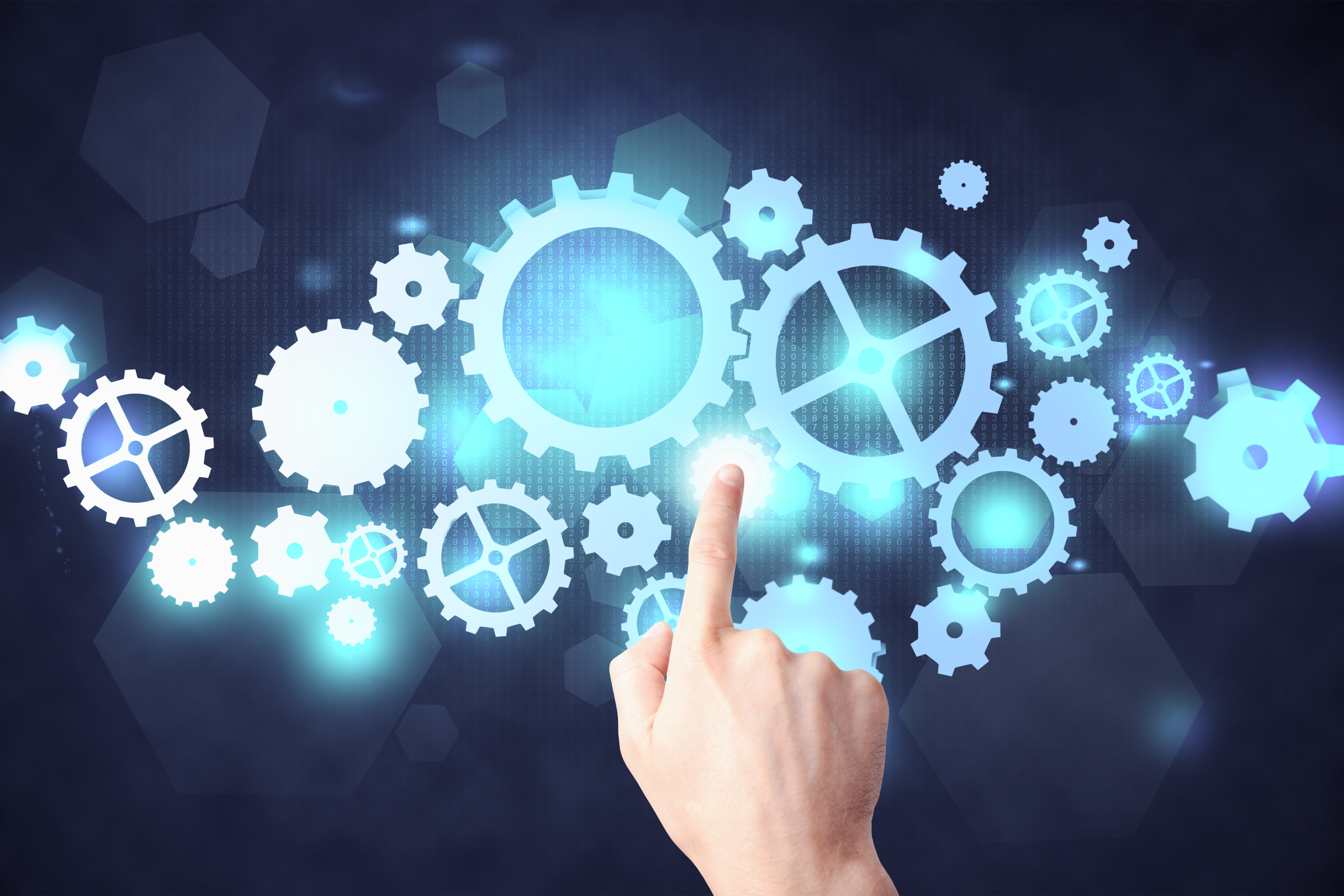 Hand berührt ein leuchtendes Zahnrad vor einem digitalen Hintergrund – symbolisch für technische Prozesse und Systemanpassungen.