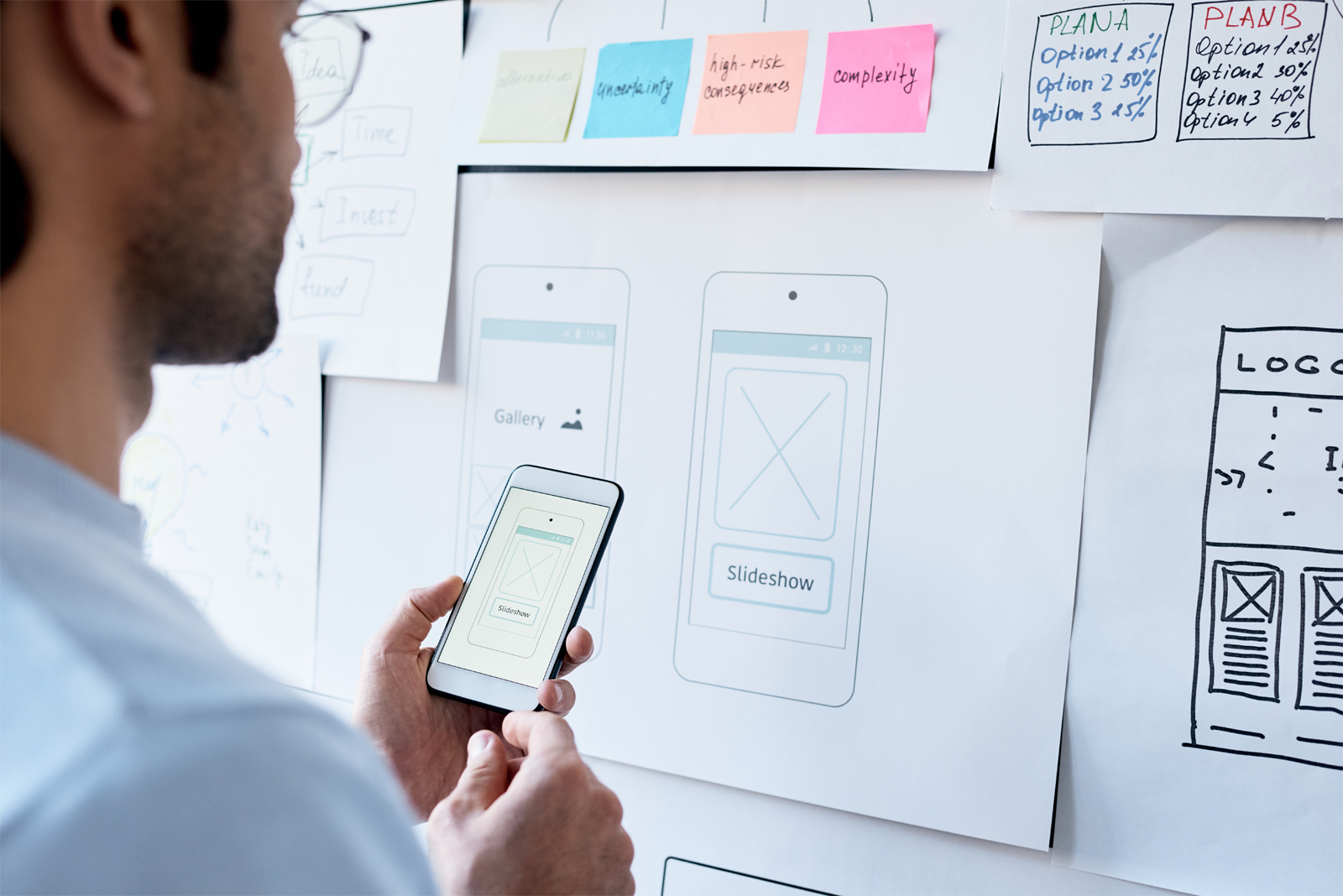 Nutzer pr&uuml;ft einen mobilen Onlineshop und UX-Strukturen auf einem Smartphone
