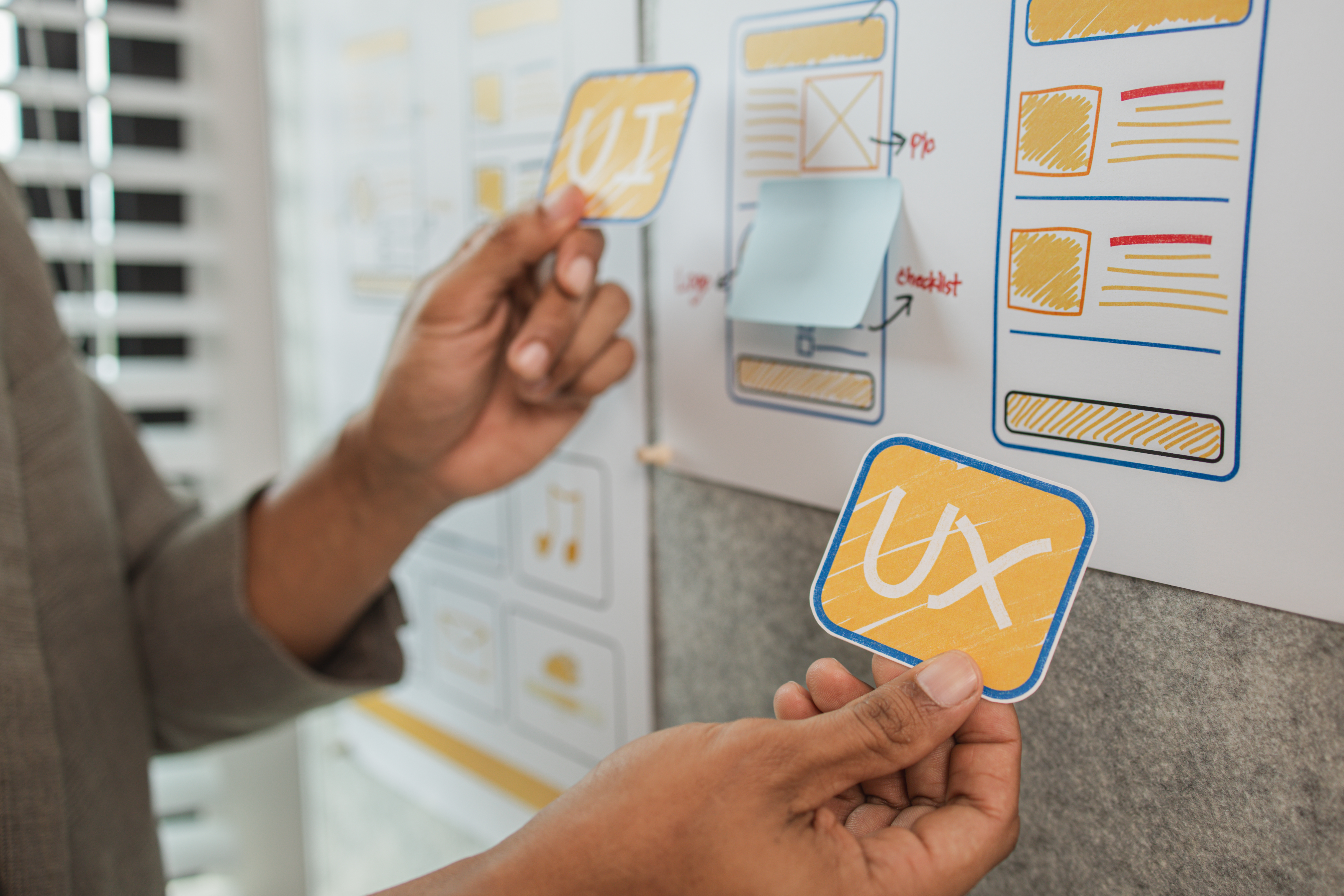 UX-Designer plant benutzerfreundlichen Checkout-Prozess für Onlineshop.