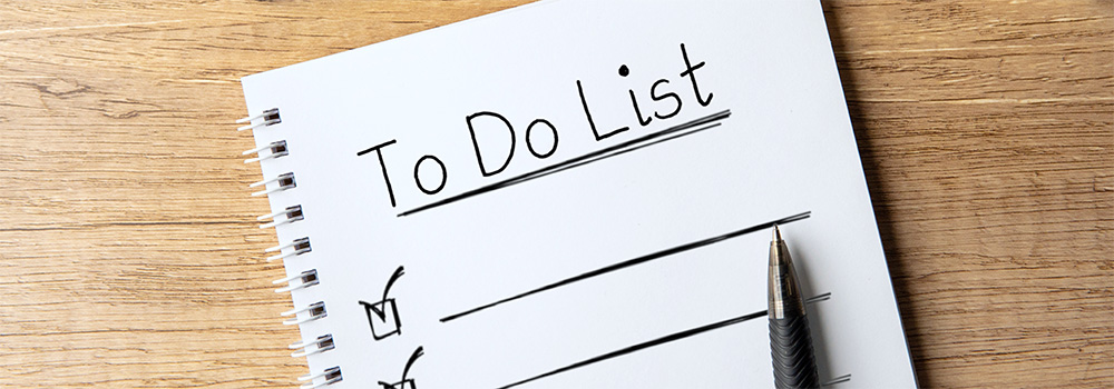 To-Do-Liste in einem Notizbuch mit Kugelschreiber.