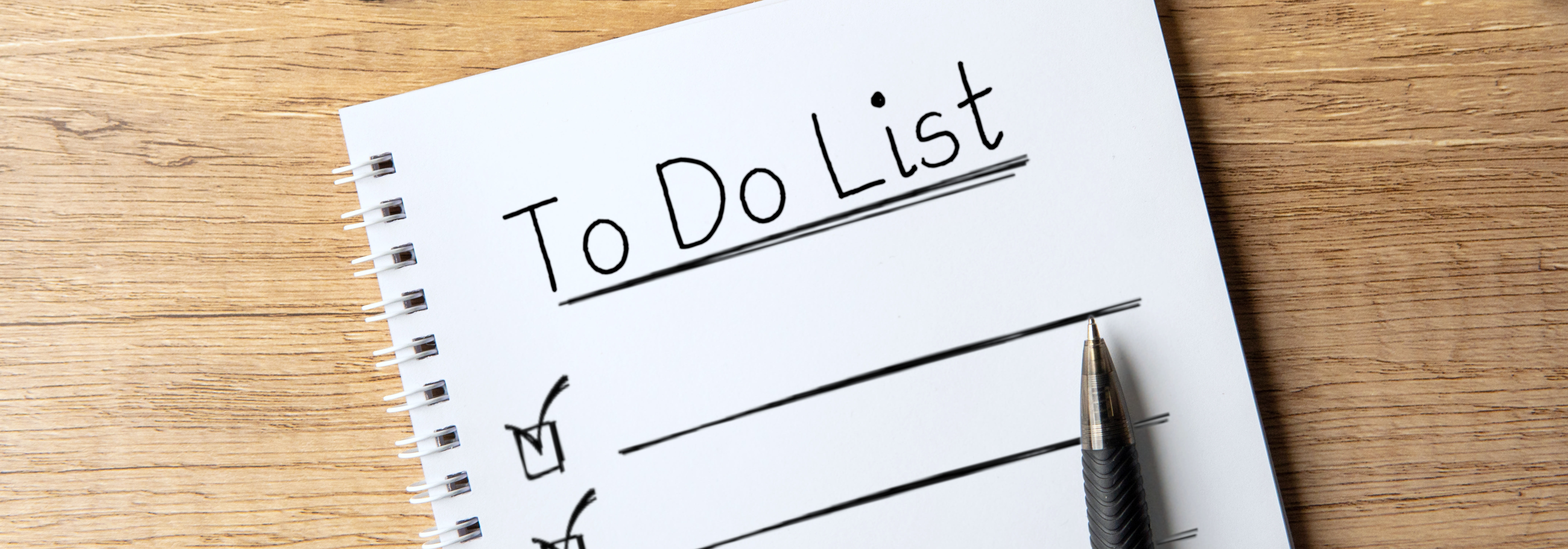 To-Do-Liste in einem Notizbuch mit Kugelschreiber.